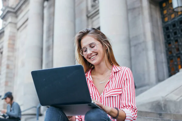 Ευτυχισμένη γυναίκα λειτουργεί σε laptop — Φωτογραφία Αρχείου