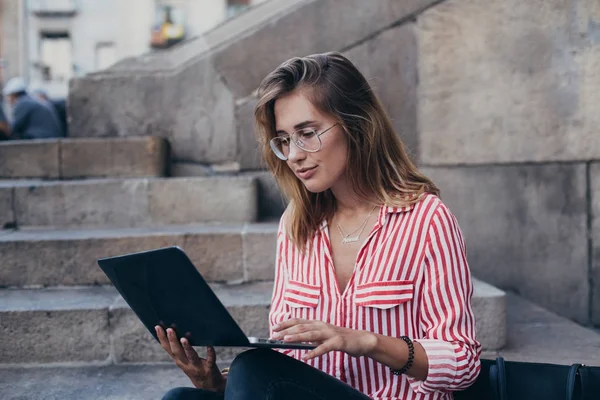 Kadın Üniversitesi merdivenlerde oturur