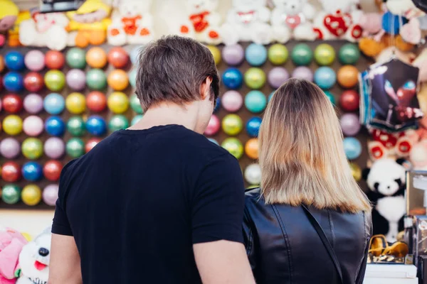 Casal escolher qual jogo para jogar — Fotografia de Stock