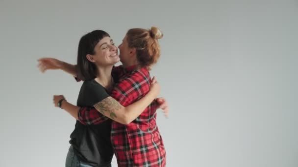 Twee beste vriendinnen geïsoleerd op wit — Stockvideo