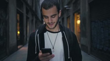 yakışıklı erkek ile smartphone