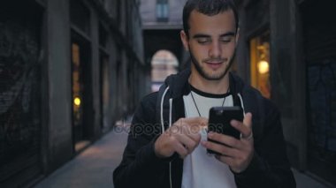 yakışıklı erkek ile smartphone