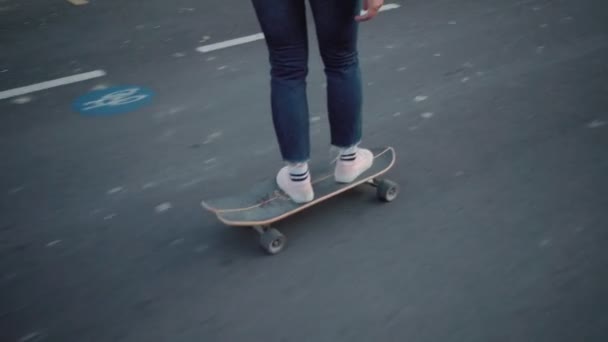 Meisjes-schaatsen op longvoard — Stockvideo