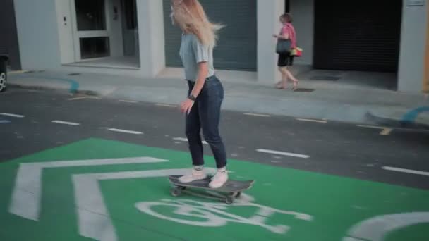 Niñas patinando en longvoard — Vídeo de stock