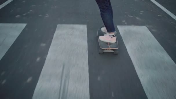 Meisjes-schaatsen op longvoard — Stockvideo