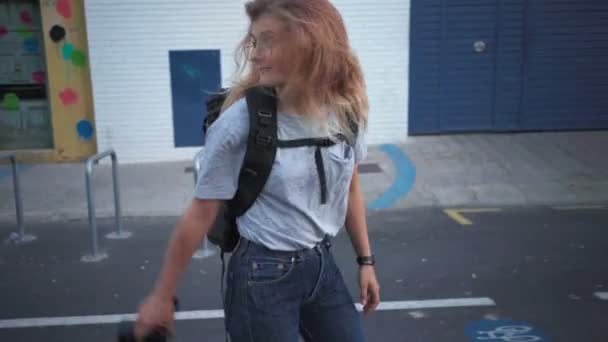 Touriste fille promenades avec caméra — Video