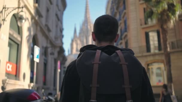 Tourist mit Rucksack spaziert in der Altstadt — Stockvideo