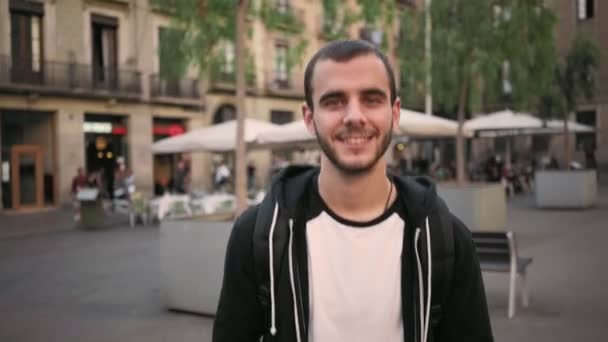 Hombre sonriente con auriculares — Vídeo de stock