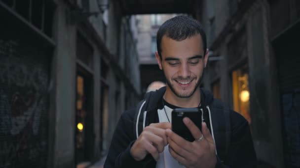 Schöner Mann mit Smartphone — Stockvideo