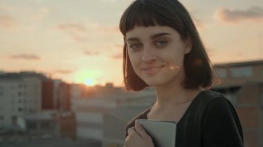 Gadget'ı gün batımında çatı ile çekici esmer