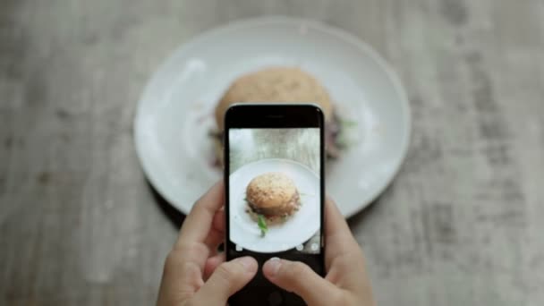 Tomar una foto de hamburguesa en la cafetería — Vídeo de stock