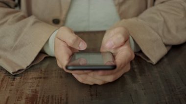 Kadın elinde mobil akıllı telefon
