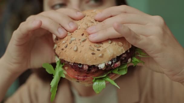 Hambúrguer saboroso em mãos de menina — Vídeo de Stock