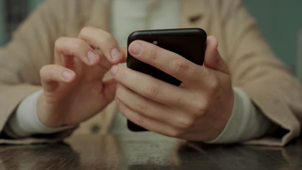 Telefone inteligente móvel em mãos de mulher — Vídeo de Stock