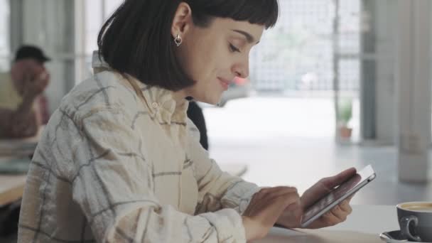 Arbetar på kontor eller coworking space — Stockvideo