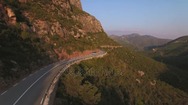 Viajar en furgoneta japonesa pequeña en las montañas — Vídeos de Stock