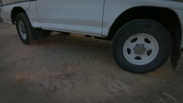 Viajando em pequena van japonesa em montanhas — Vídeo de Stock