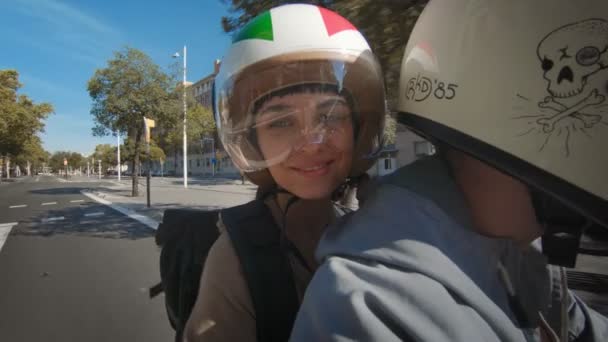 Montar en motocicleta en la ciudad — Vídeos de Stock