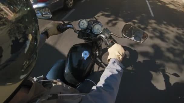 Їзда на мотоциклі в місті — стокове відео