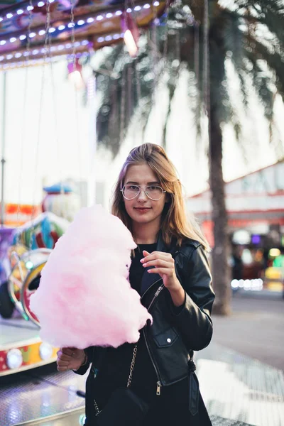 Frau mit rosa Zuckerwatte — Stockfoto