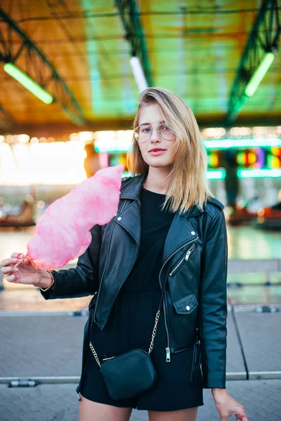 Mujer sosteniendo rosa algodón caramelo — Foto de Stock