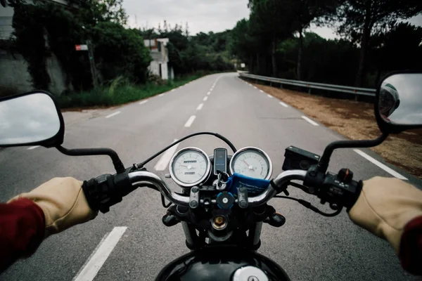 Brazos del conductor de la motocicleta — Foto de Stock