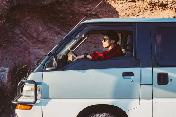 Homme assis dans sa voiture — Photo