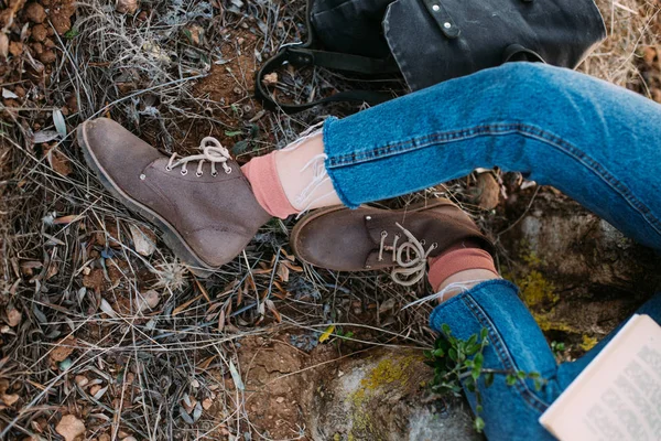 Hipster vrouw met boek — Stockfoto