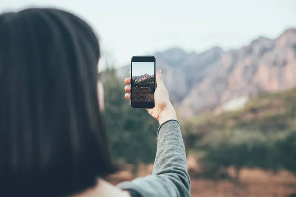 Woman taking pictures of mountains — Stock Photo, Image