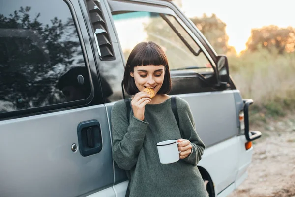 Femme mangeant un cookie — Photo