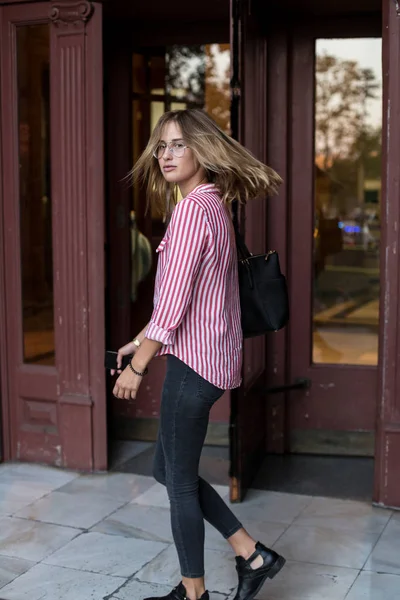 Sarışın şık kadın