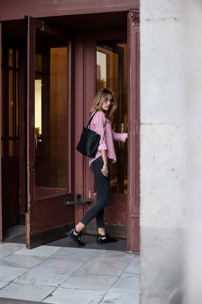 Mujer que va al edificio universitario — Foto de Stock