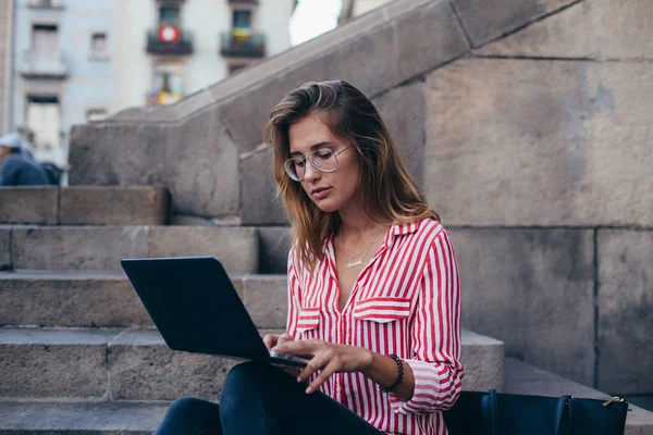 Studente donna utilizzando computer portatile — Foto Stock