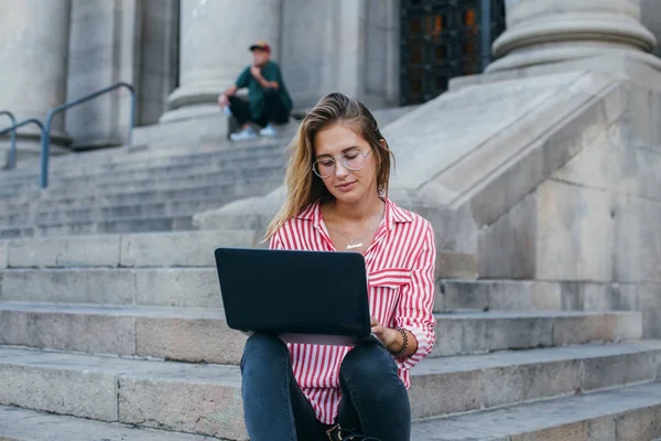 Diák nő használ laptop — Stock Fotó