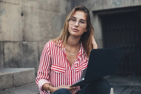Φοιτητής γυναίκα που χρησιμοποιούν φορητό υπολογιστή — Φωτογραφία Αρχείου