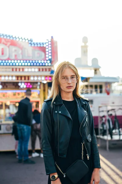 Mujer con estilo en el parque de atracciones — Foto de Stock