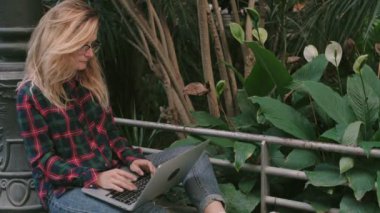 Laptop tren istasyonu salonunda hipster öğrenci kız çalışıyor