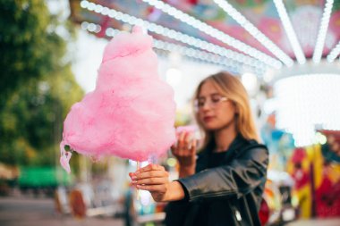 Kadın pembe holding pamuk şeker 