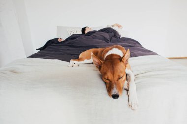 Genç kadın yatakta uyuyor.