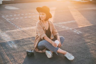 hipster kadın ile fotoğraf makinesi ve kahve