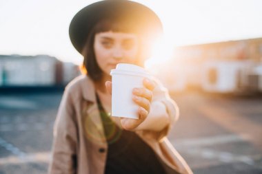 şapkalı güzel genç kadın 