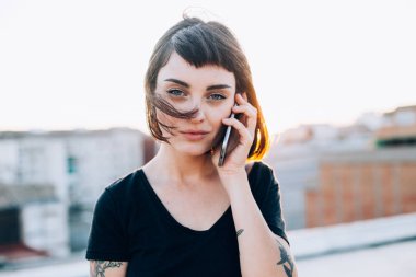 smartphone üzerinde konuşurken kısa saçlı kadın