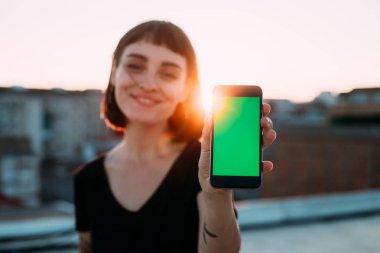 kadın smartphone ekran gösterir