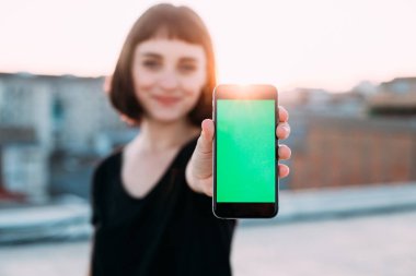 kadın smartphone ekran gösterir