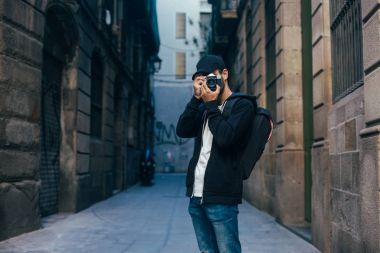 Hipster seyahat ile fotoğraf makinesi