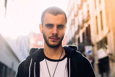 ciddi yakışıklı delikanlı City