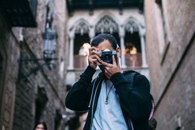 Hipster seyahat ile fotoğraf makinesi