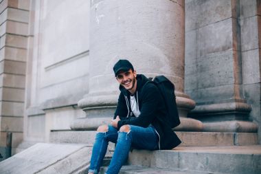 merdivenlerde oturan adam öğrenci