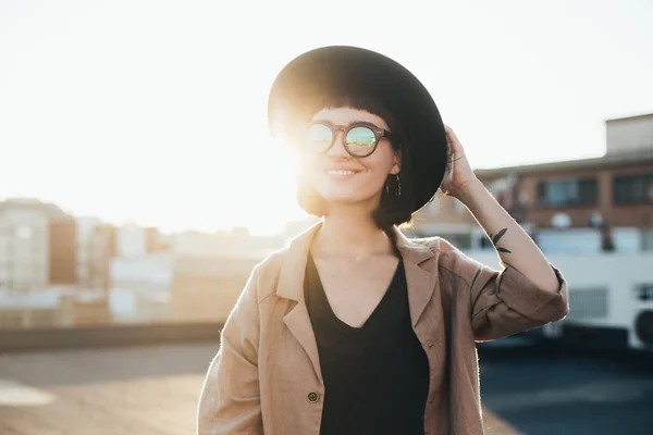 Belle jeune femme en chapeau — Photo