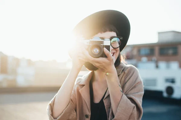 Mulher hipster com câmera — Fotografia de Stock